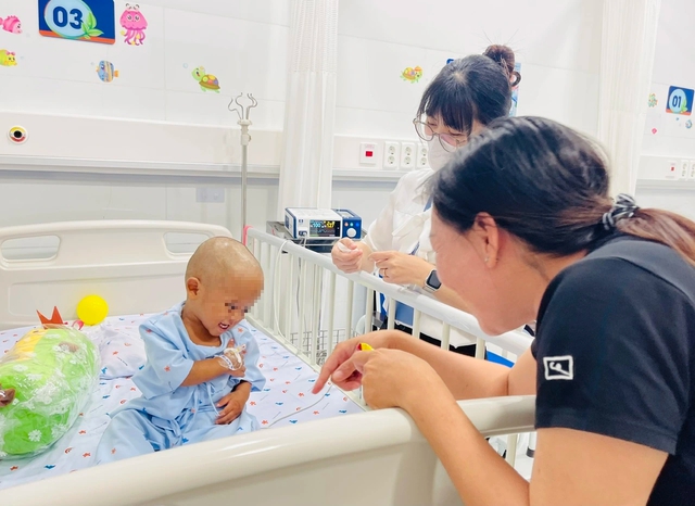 Thông tin mới nhất vụ bé trai 2 tuổi bị bạo hành dã man ở TP.HCM- Ảnh 6.