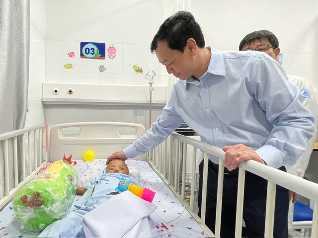 Thông tin mới nhất vụ bé trai 2 tuổi bị bạo hành dã man ở TP.HCM- Ảnh 1.