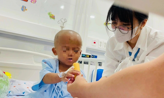 Th&ocirc;ng tin mới nhất vụ b&eacute; trai 2 tuổi bị bạo h&agrave;nh d&atilde; man ở TP.HCM- Ảnh 7.