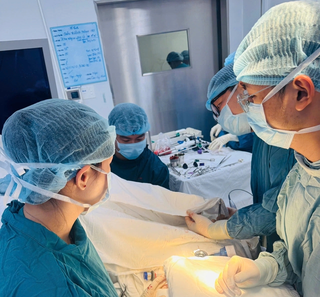 Nh&eacute;t &lsquo;trứng rồng&rsquo; v&agrave;o hậu m&ocirc;n, nam bệnh nh&acirc;n 31 tuổi phải cấp cứu- Ảnh 1.