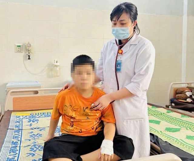 B&eacute; trai 12 tuổi mang dị vật rỉ sắt trong phổi suốt nhiều năm - Ảnh 2.