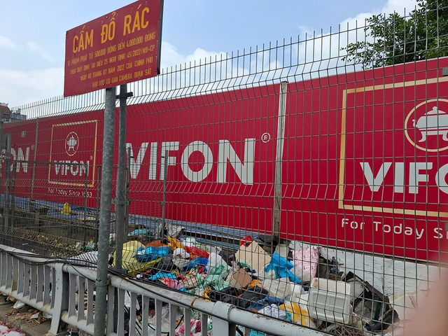 Đổ r&aacute;c tr&agrave;n lan dưới biển cấm- Ảnh 1.