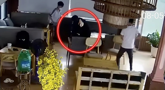 Nh&oacute;m thanh ni&ecirc;n mang hung kh&iacute; lao v&agrave;o qu&aacute;n tấn c&ocirc;ng khiến 1 người tử vong- Ảnh 2.