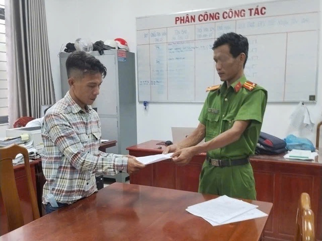 Khởi tố bị can mang dao v&agrave;o trường học dọa ch&eacute;m phụ huynh- Ảnh 1.
