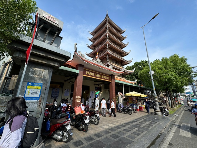 Thi sĩ Phạm Thi&ecirc;n Thư 'mang bụi đỏ đi rồi' để tiếc thương cho người ở lại- Ảnh 1.