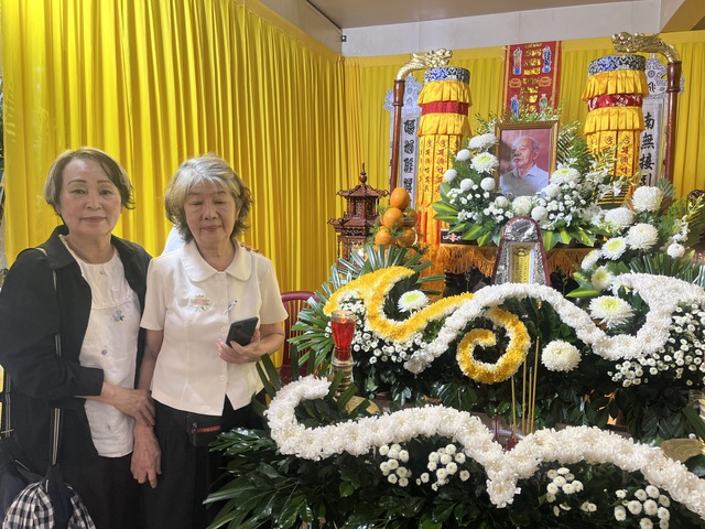 Thi sĩ Phạm Thi&ecirc;n Thư 'mang bụi đỏ đi rồi' để tiếc thương cho người ở lại- Ảnh 5.