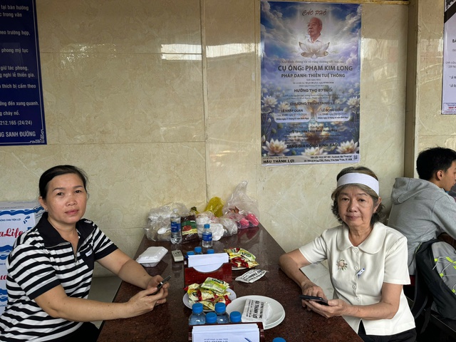 Thi sĩ Phạm Thi&ecirc;n Thư 'mang bụi đỏ đi rồi' để tiếc thương cho người ở lại- Ảnh 2.