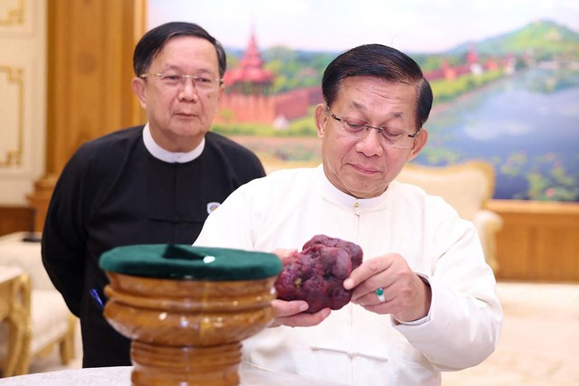 Myanmar đào được viên hồng ngọc khổng lồ 11.000-carat - Ảnh 2.