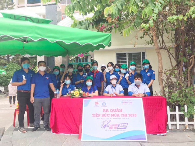 Chuyện t&igrave;nh đẹp bắt đầu từ những chai nước miễn ph&iacute; trước cổng trường - Ảnh 3.
