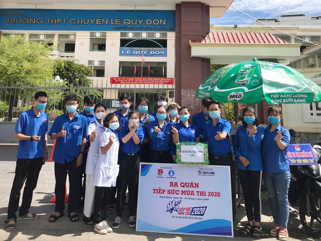 Chuyện t&igrave;nh đẹp bắt đầu từ những chai nước miễn ph&iacute; trước cổng trường - Ảnh 4.
