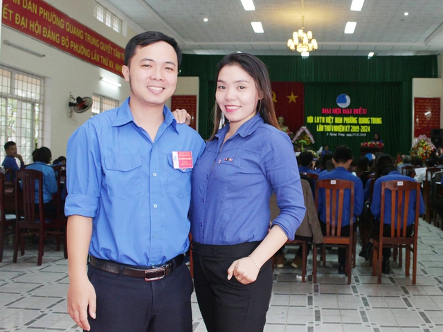 Chuyện t&igrave;nh đẹp bắt đầu từ những chai nước miễn ph&iacute; trước cổng trường - Ảnh 1.
