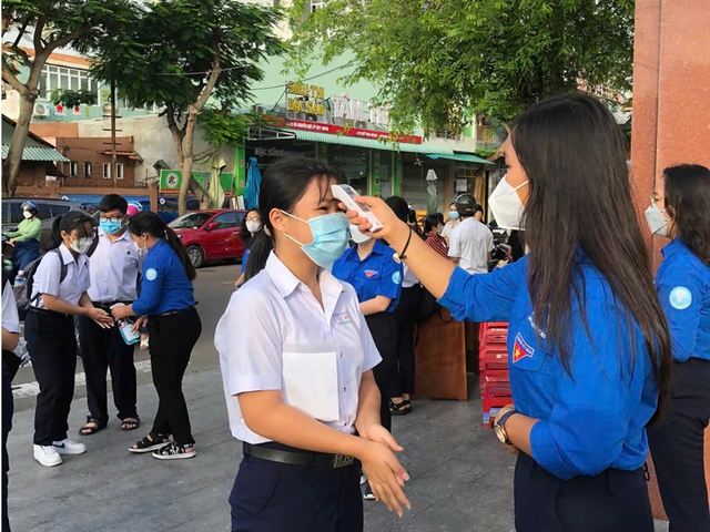 Chuyện t&igrave;nh đẹp bắt đầu từ những chai nước miễn ph&iacute; trước cổng trường - Ảnh 5.