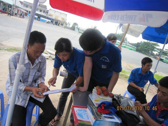 Từ những cổng trường mùa thi, biết bao người trẻ đã lớn lên bằng lòng tử tế  - Ảnh 4.