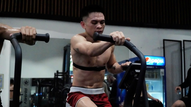 Từ bỏ nghề y v&agrave; ng&atilde; rẽ cuộc đời của v&otilde; sĩ quyền anh chuy&ecirc;n nghiệp - Ảnh 1.