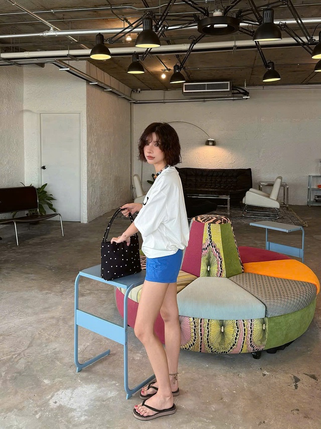 Diện quần shorts và dép xỏ ngón năng động cho ngày nắng- Ảnh 1.