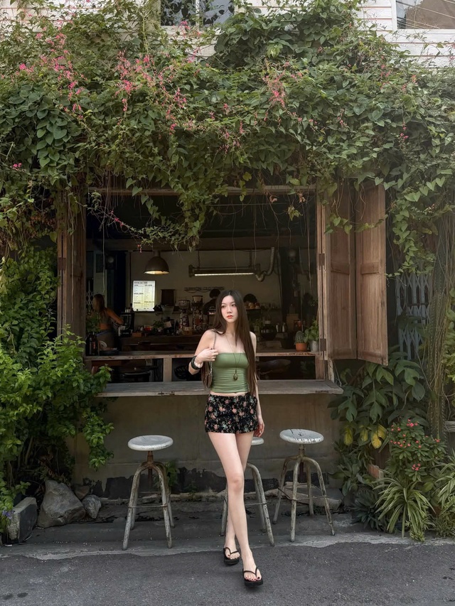 Diện quần shorts và dép xỏ ngón năng động cho ngày nắng- Ảnh 6.