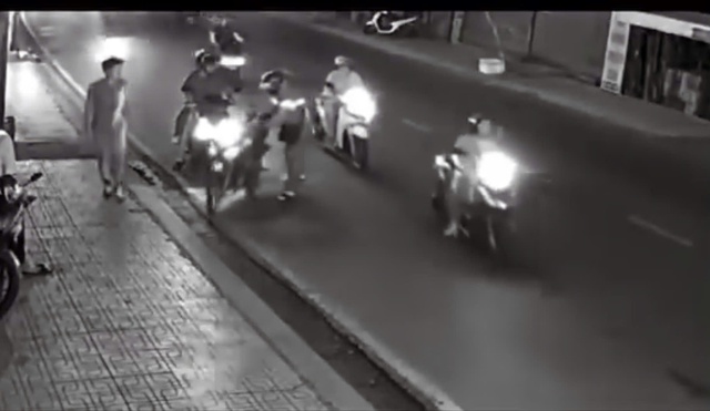 TP.HCM: Nghi ghen tu&ocirc;ng, t&agrave;i xế c&ocirc;ng nghệ chặn đường h&agrave;nh hung t&igrave;nh địch- Ảnh 2.