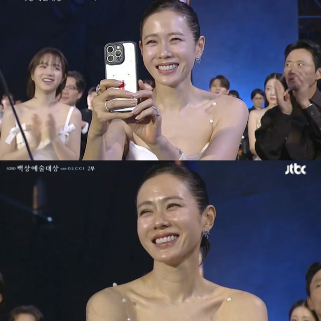 Hyun Bin thắng giải Baeksang, khoảnh khắc ăn mừng của Son Ye Jin g&acirc;y sốt - Ảnh 2.