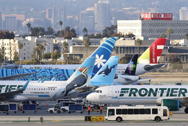 M&aacute;y bay Airbus A321 va phải người đi bộ khi đang cất c&aacute;nh - Ảnh 1.