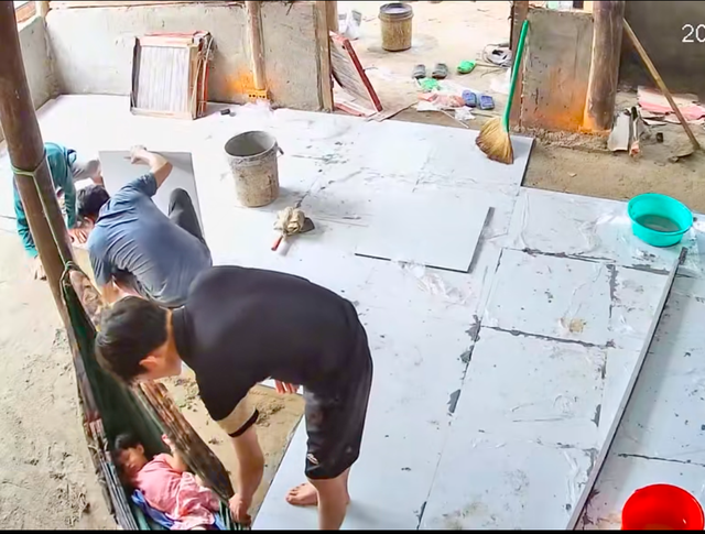 C&aacute;c thợ x&acirc;y thay nhau đưa v&otilde;ng cho b&eacute; g&aacute;i 14 th&aacute;ng ngủ ngon g&acirc;y 'sốt' mạng - Ảnh 1.
