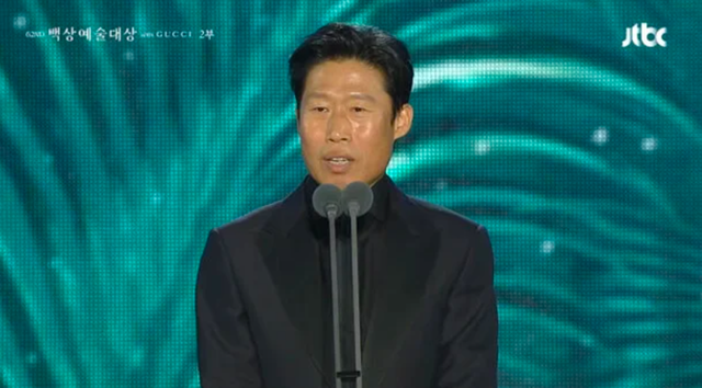 Hyun Bin thắng giải Baeksang, khoảnh khắc ăn mừng của Son Ye Jin g&acirc;y sốt - Ảnh 6.