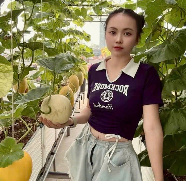 Mẹ trẻ xinh đẹp biến s&acirc;n thượng th&agrave;nh vườn dưa 'trăm tr&aacute;i' - Ảnh 3.
