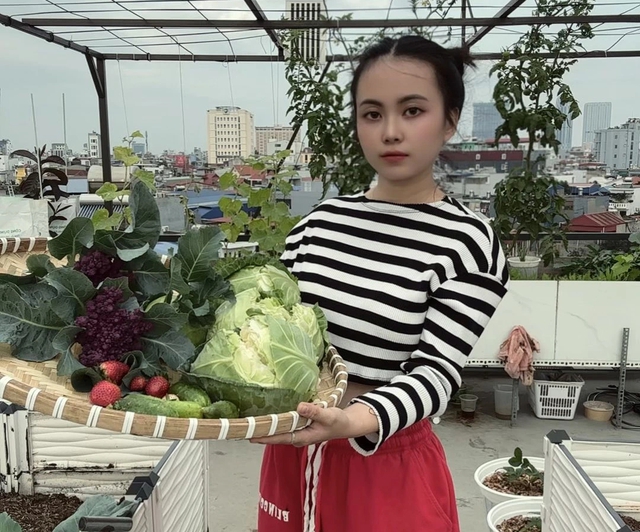 Mẹ trẻ xinh đẹp biến s&acirc;n thượng th&agrave;nh vườn dưa 'trăm tr&aacute;i' - Ảnh 9.