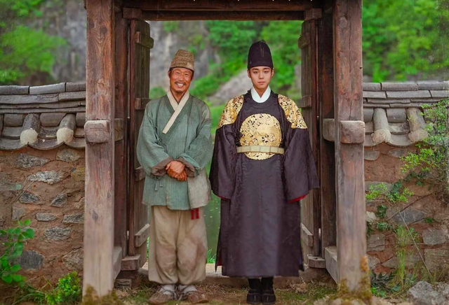 Hyun Bin thắng giải Baeksang, khoảnh khắc ăn mừng của Son Ye Jin g&acirc;y sốt - Ảnh 7.