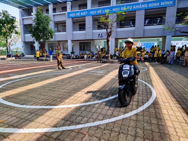 CSGT TP.HCM lưu ý quy định về đèn vàng, nhiều học sinh mới biết - Ảnh 4.