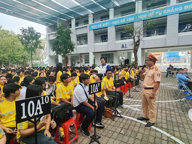CSGT TP.HCM lưu ý quy định về đèn vàng, nhiều học sinh mới biết - Ảnh 1.