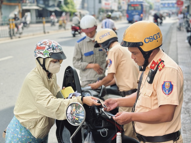 Chạy xe kiểu này ở TP.HCM, nhiều người bị phạt lỗi đi sai làn đường - Ảnh 2.