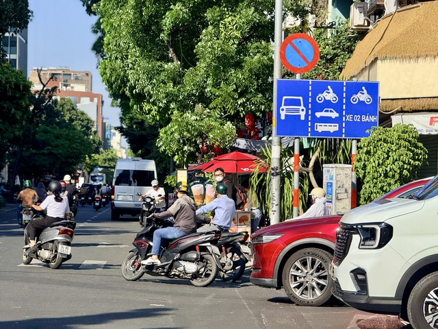 Chạy xe kiểu này ở TP.HCM, nhiều người bị phạt lỗi đi sai làn đường - Ảnh 1.