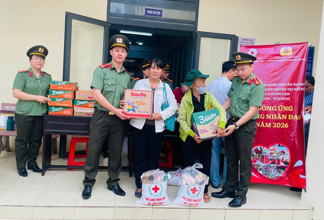 C&ocirc;ng an Cần Thơ trao qu&agrave;, kh&aacute;m bệnh miễn ph&iacute; tại &lsquo;x&oacute;m đạo&rsquo; Thạnh An- Ảnh 2.