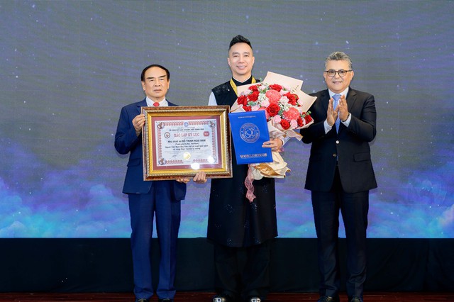 NTK Đỗ Trịnh Hoài Nam ra mắt cuốn sách công thức áo dài ly vuông - Ảnh 2.