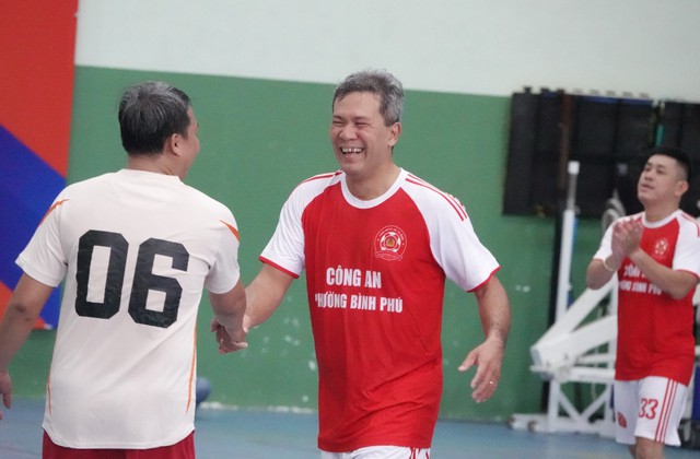 Trưởng c&ocirc;ng an, Chủ nhiệm Ủy ban Kiểm tra phường ra s&acirc;n đ&aacute; b&oacute;ng Th&aacute;ng C&ocirc;ng nh&acirc;n - Ảnh 5.