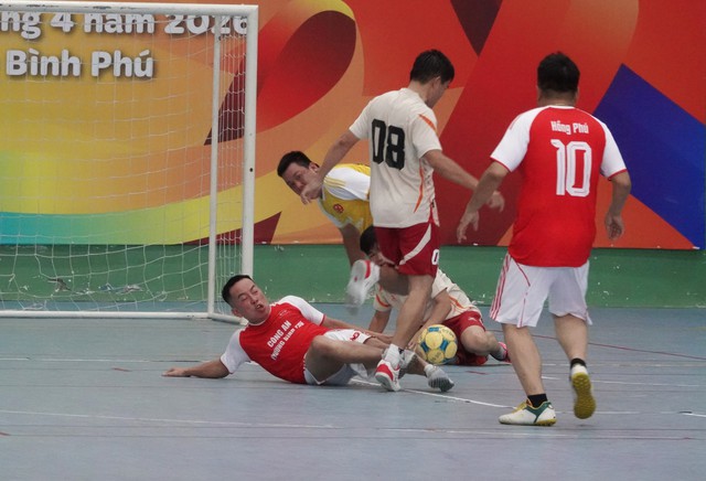 Trưởng c&ocirc;ng an, Chủ nhiệm Ủy ban Kiểm tra phường ra s&acirc;n đ&aacute; b&oacute;ng Th&aacute;ng C&ocirc;ng nh&acirc;n - Ảnh 4.