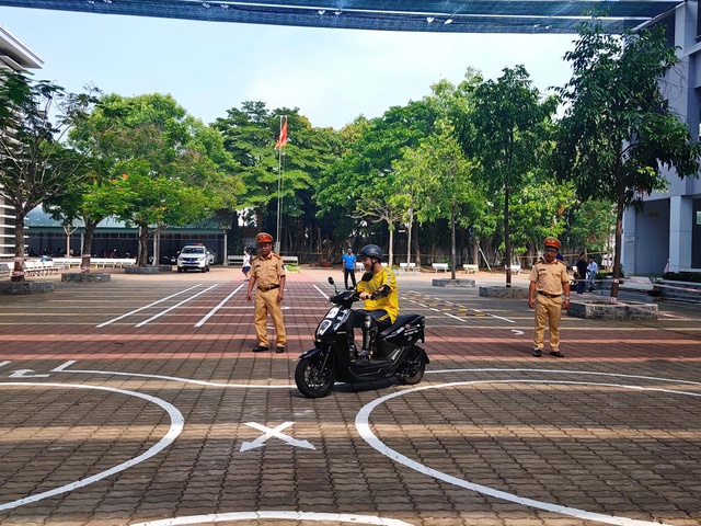 CSGT TP.HCM lưu ý quy định về đèn vàng, nhiều học sinh mới biết - Ảnh 2.