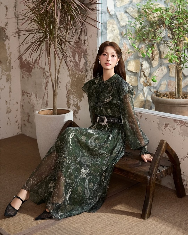 Đánh thức thị giác ngày hè bằng trang phục họa tiết paisley- Ảnh 2.