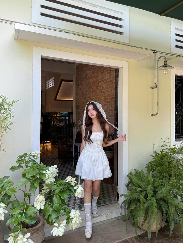 Hóa nàng thơ thanh lịch cùng chiếc váy ngắn- Ảnh 3. Hóa nàng thơ thanh lịch cùng chiếc váy ngắn- Ảnh 3.