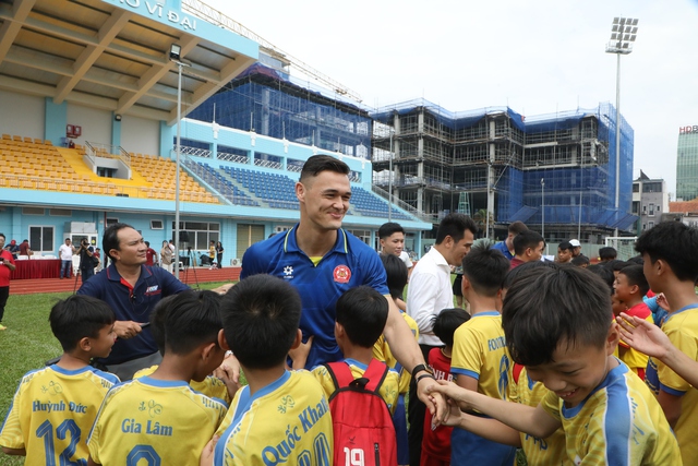 Lê Giang Patrik, Ngô Đăng Khoa 'tiếp lửa' giải bóng đá thiếu niên - nhi đồng HTV- Ảnh 1. Lê Giang Patrik, Ngô Đăng Khoa 'tiếp lửa' giải bóng đá thiếu niên - nhi đồng HTV- Ảnh 1.