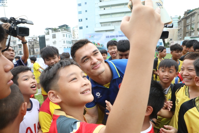 Lê Giang Patrik, Ngô Đăng Khoa 'tiếp lửa' giải bóng đá thiếu niên - nhi đồng HTV- Ảnh 2. Lê Giang Patrik, Ngô Đăng Khoa 'tiếp lửa' giải bóng đá thiếu niên - nhi đồng HTV- Ảnh 2.
