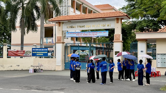 Thi lớp 10 TP.HCM: Đến điểm thi qu&aacute; sớm, phụ huynh lo lắng, học sinh hồi hộp - Ảnh 2.