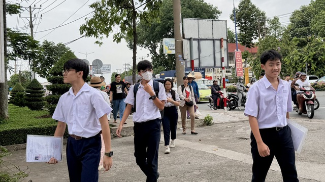 Thi lớp 10 TP.HCM: Đến điểm thi qu&aacute; sớm, phụ huynh lo lắng, học sinh hồi hộp - Ảnh 3.