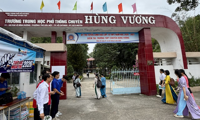 Thi lớp 10 TP.HCM: Đến điểm thi qu&aacute; sớm, phụ huynh lo lắng, học sinh hồi hộp - Ảnh 4.