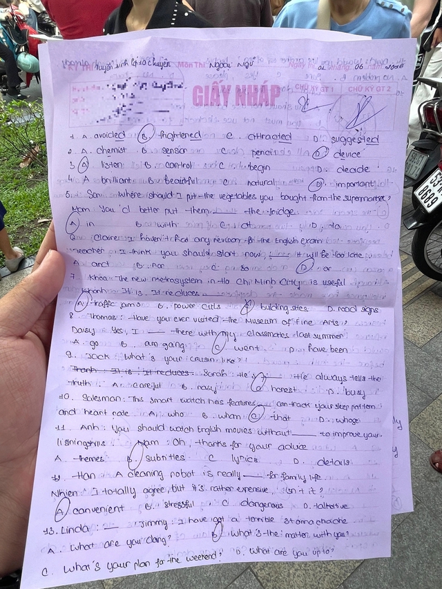 Thi lớp 10 TP.HCM: Tiếng Anh làm trong 30 phút, phần nào thí sinh thấy khó? - Ảnh 2.