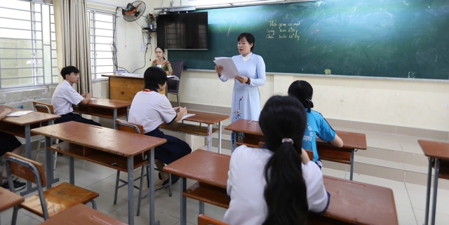 Thi lớp 10 TP.HCM: Vẫn có thí sinh sử dụng tài liệu - Ảnh 1.