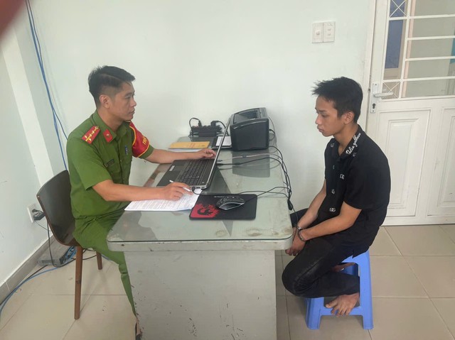 C&ocirc;ng an TP.HCM bắt kẻ nhẫn t&acirc;m cướp giật v&eacute; số của b&agrave; cụ khuyết tật - Ảnh 1.