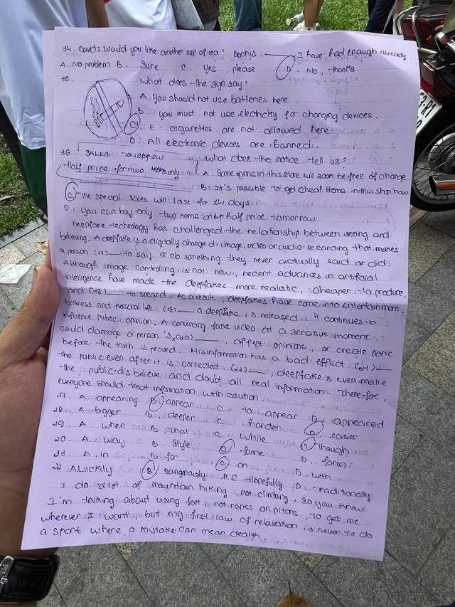 Thi lớp 10 TP.HCM: Tiếng Anh làm trong 30 phút, phần nào thí sinh thấy khó? - Ảnh 3.