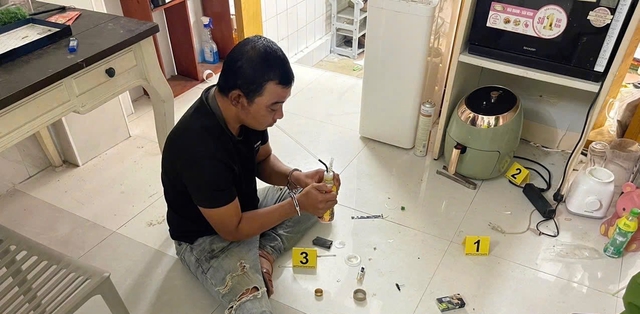 Giấu chai nước trong quần lót để qua mặt xét nghiệm ma túy, vẫn bị phát hiện - Ảnh 1.