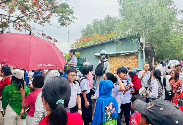 Thi lớp 10 TP.HCM: Đến điểm thi qu&aacute; sớm, phụ huynh lo lắng, học sinh hồi hộp - Ảnh 1.